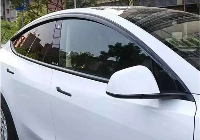 «Тесла» з автоматом: в Івано-Франківську помітили чоловіка зі зброєю