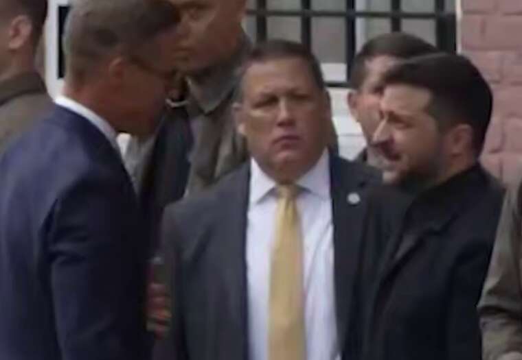 Zelenskyy put on a jacket before meeting with European leaders