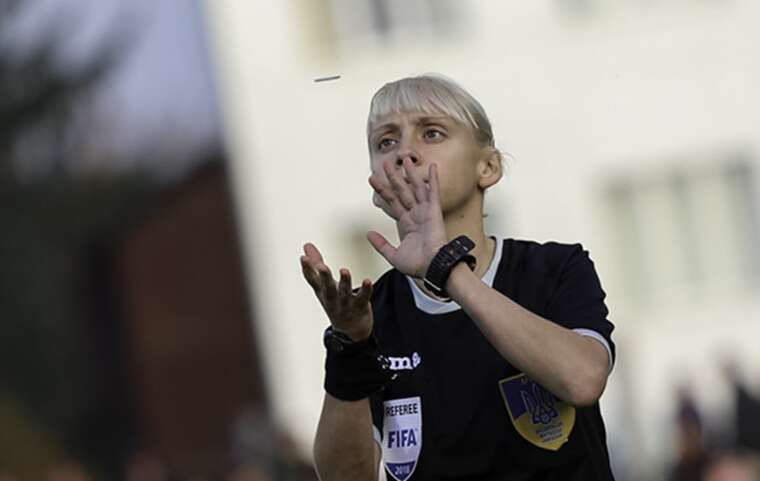 Арбітр Анастасія Романюк показала жовту картку Ірині Майбородіній за спілкування російською