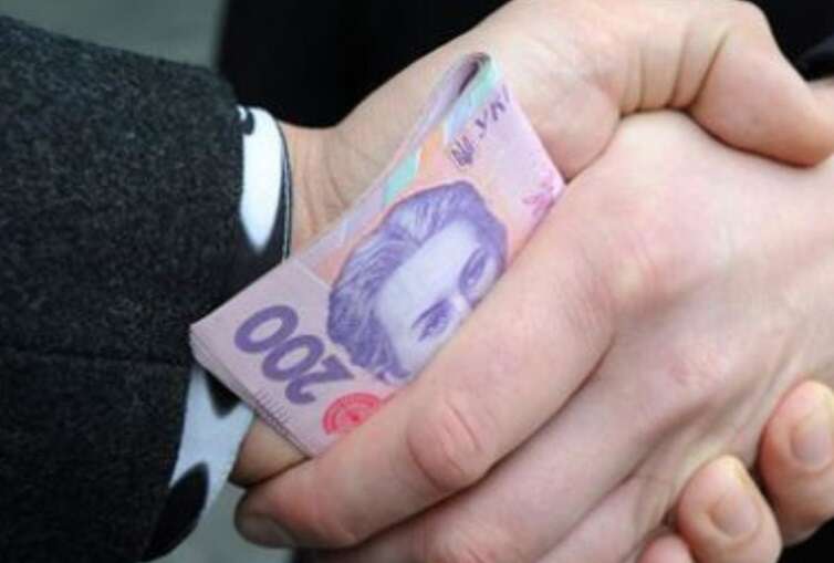 Миколаївські посадовці розікрали понад 364 мільйони гривень на одязі, мостах і граніті