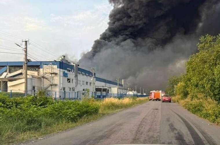 Атака РФ по Мукачеву: з’явилися кадри пожежі на заводі