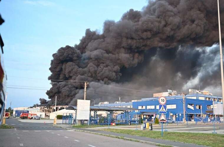 Пожежа на заводі «Флекс» у Мукачеві не вщухає: рятувальники вичерпали воду з водоймища