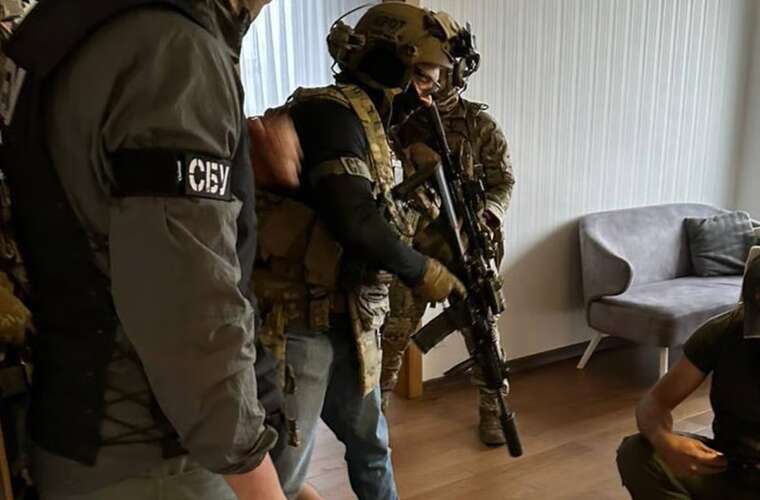 НАБУ провело обшуки у співробітників СБУ через витік інформації у справі Коломойського