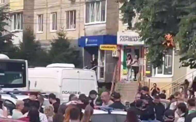 Після інциденту з мобілізацією у Вінниці зібрався мітинг проти ТЦК