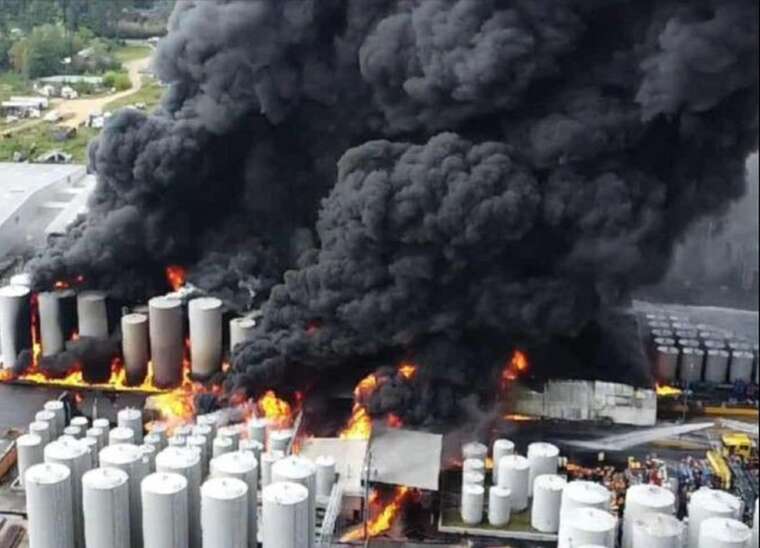 В США вспыхнул масштабный пожар после взрыва на предприятии Smitty’s Supply