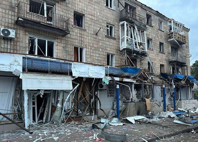 Враг обстрелял инфраструктуру Конотопа: повреждены дома