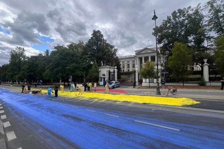 У Варшаві активісти пофарбували асфальт біля посольства Росії в кольори українського прапора