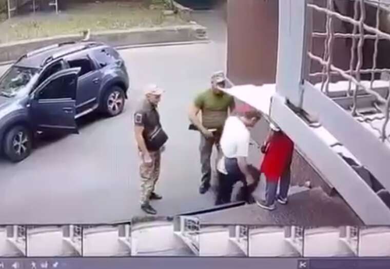 В Днепре военком угрожал автоматом гражданским, которые пытались освободить мобилизованного