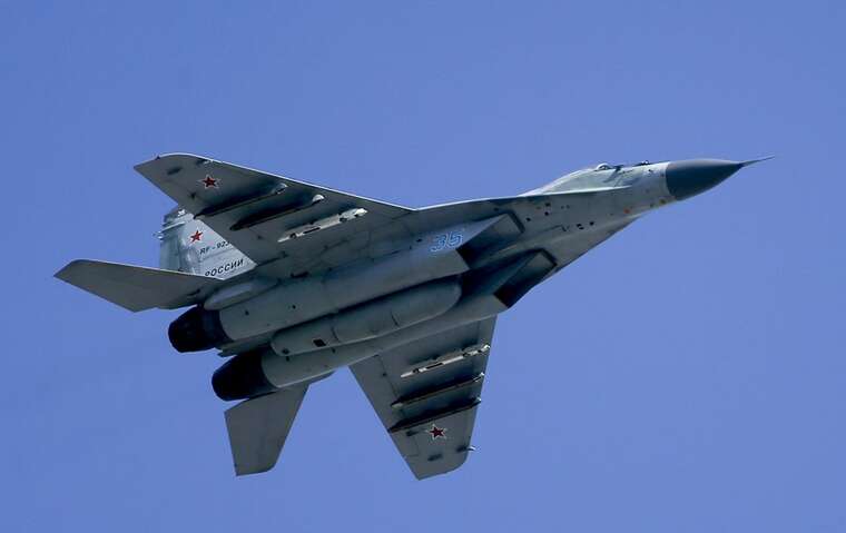 В Ереване российский истребитель врезался в столб