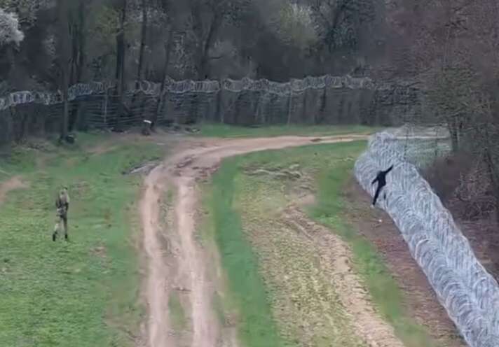 На україно-словацькому кордоні з’явилися два ряди колючого дроту, що нагадують концтабори