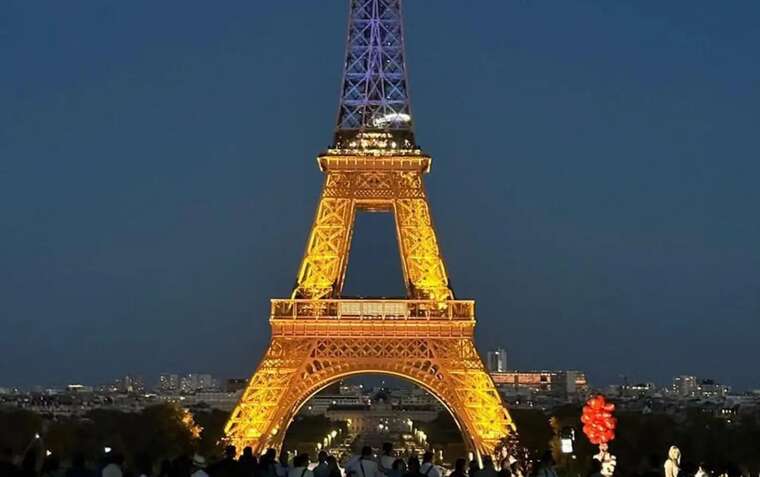 Эйфелева башня засияла сине-желтыми цветами в честь Дня Независимости Украины
