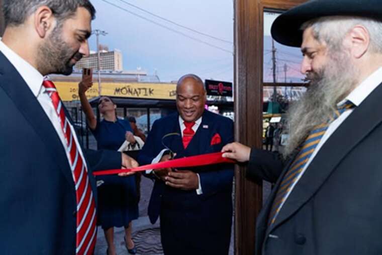 Головний рабин України та пастор Трампа відкрили виставку картин у Києві