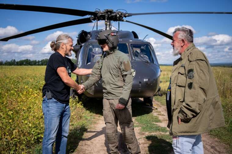 Чеські волонтери передали "подарунок" для Путіна: Україна отримала вертоліт Black Hawk