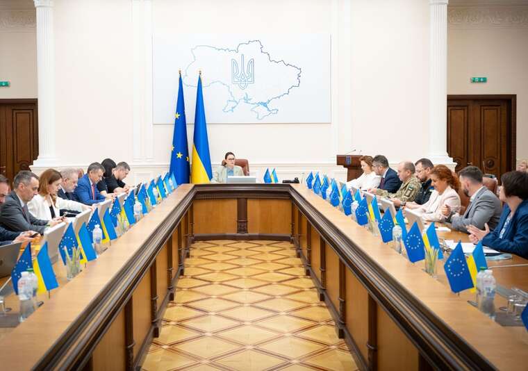 Кабмин разрешил выезд за границу женщинам-депутатам местных советов на общественных началах