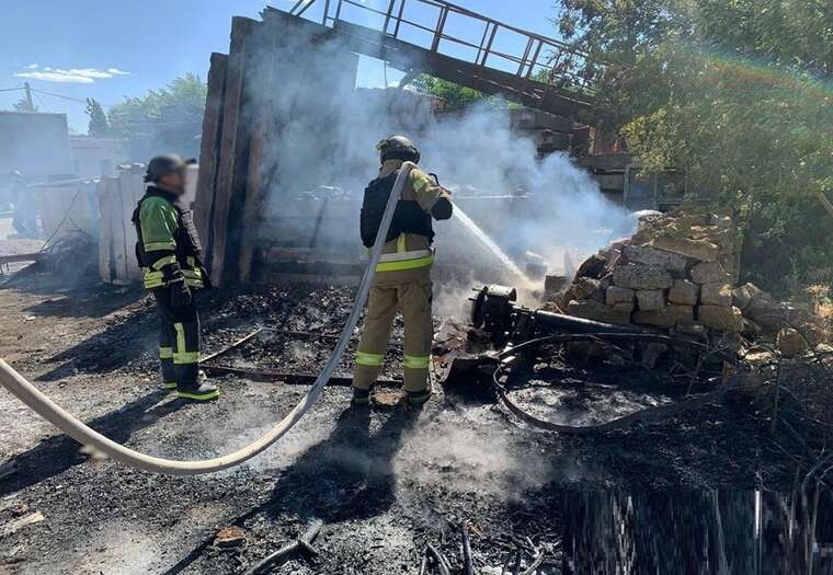 Окупанти обстріляли село на Харківщині, загорівся будинок