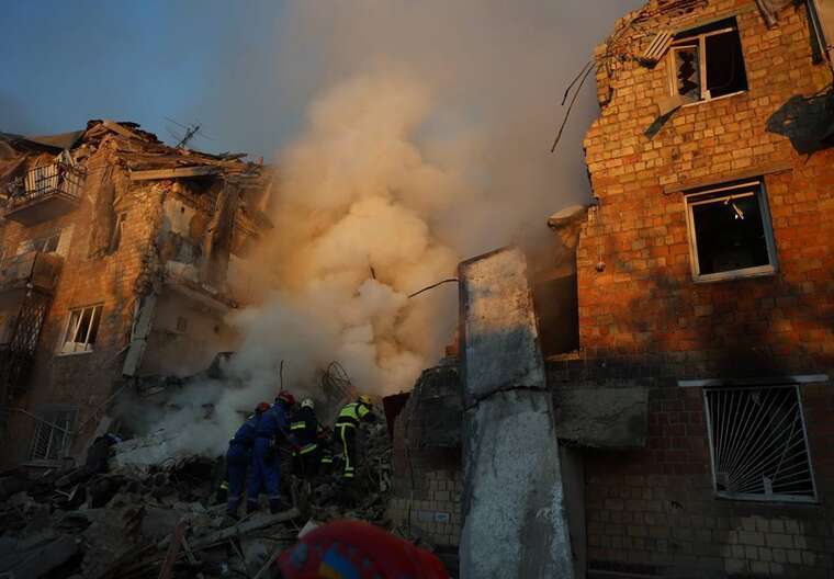 Комбінована атака РФ по Києву: 4 загиблих, близько 30 поранених, рятувальні роботи тривають