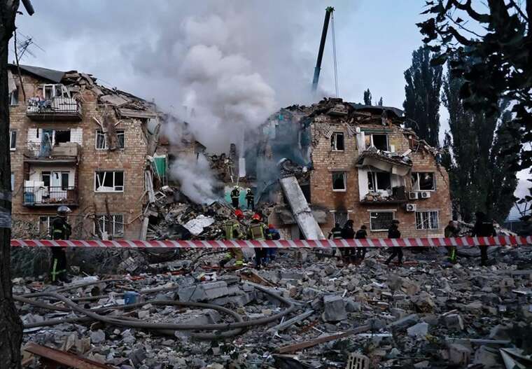 Ракетний удар РФ по Дарницькому району Києва: з’явилися кадри руйнувань