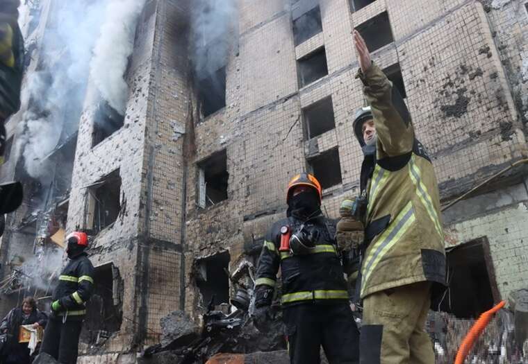 Ночной обстрел Дарницкого района Киева: жители ищут близких, под завалами остаются люди