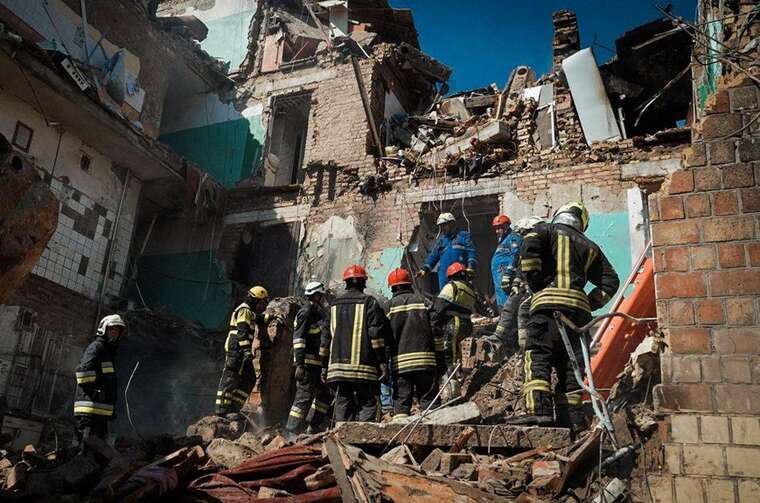 Після нічного обстрілу Києва загинуло 17 осіб, тривають роботи з розбору завалів