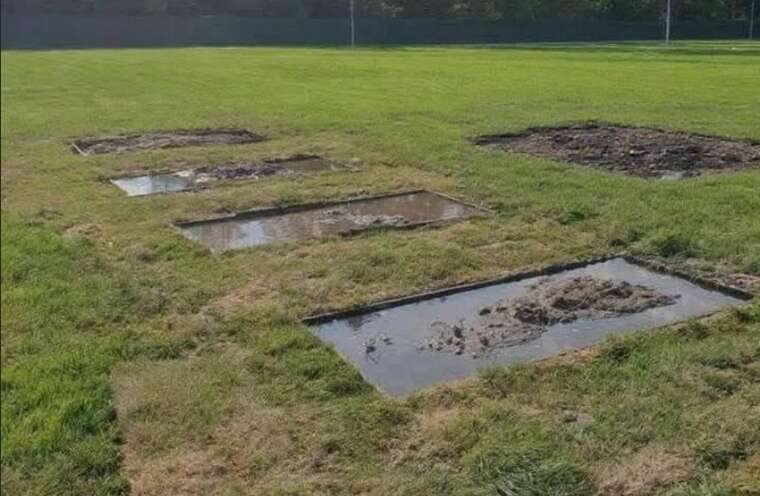 Под Киевом затопило могилы на новом военном кладбище