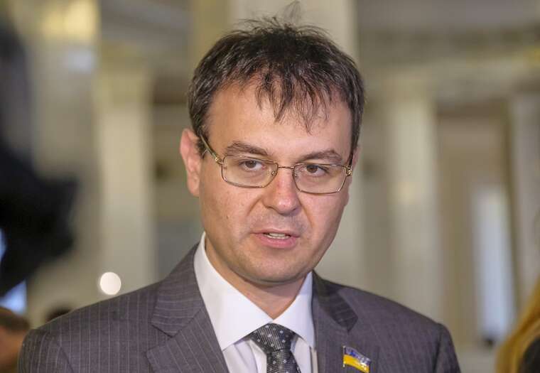 Гетманцев предлагает повысить зарплаты учителям до 1500 долларов в месяц