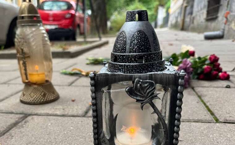 У Львові на місце вбивства Андрія Парубія люди приносять лампадки та квіти