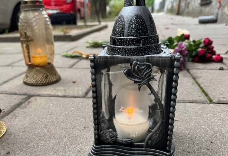 Львів’яни приносять квіти та лампадки на місце вбивства Андрія Парубія