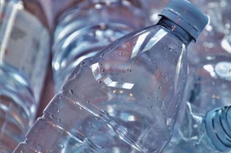 Вода з пластикових пляшок може бути отруйною — дослідження