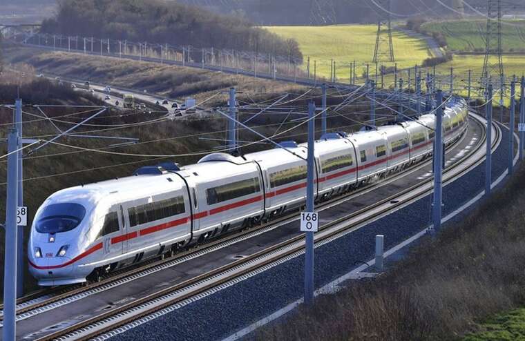 Толкнули под поезд: В Германии погибла 16-летняя украинка