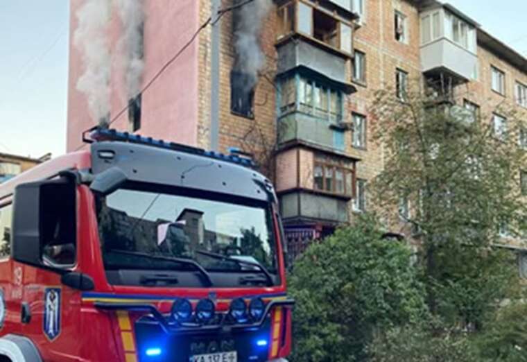 Полум’я здійнялося на три поверхи: У Деснянському районі Києва горіла квартира