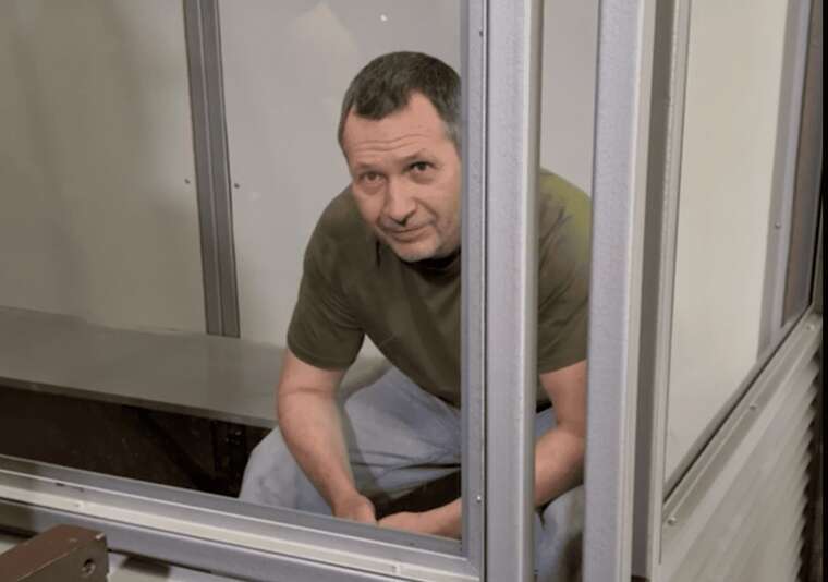 После убийства Парубия подозреваемый скрылся в лесу и уничтожал улики