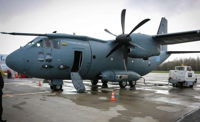 Літак президента Литви не зміг одразу приземлитися у Вільнюсі через дрон