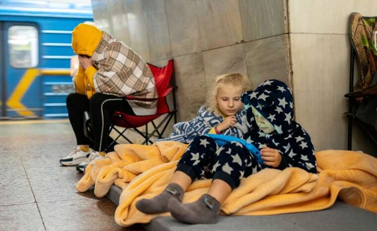 Кияни просять відчиняти вагони метро вночі: "Люди годинами сидять на підлозі"