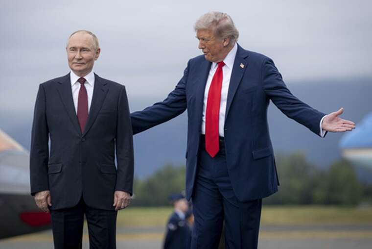 Трамп поділився фото з Путіним і знімком бомбардувальника В-2, що пролітав над ними