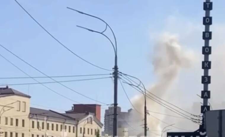 Дим піднімається над кондитерською фабрикою Roshen у Києві