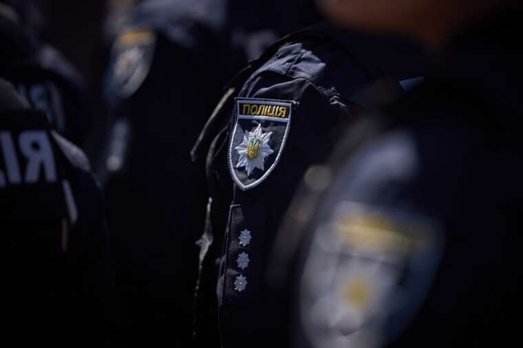 In Kyiv, at the "Zhytomyrska" metro station, police detained a man using force