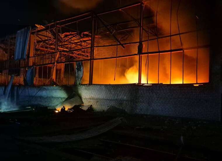 Російські дрони вдарили по Кременчуку, зруйновано дорожнє покриття мосту та приватні об’єкти