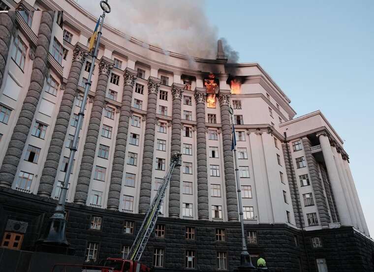 Нічний удар РФ пошкодив будівлю Кабміну України, дах та верхні поверхи зруйновані, — Свириденко