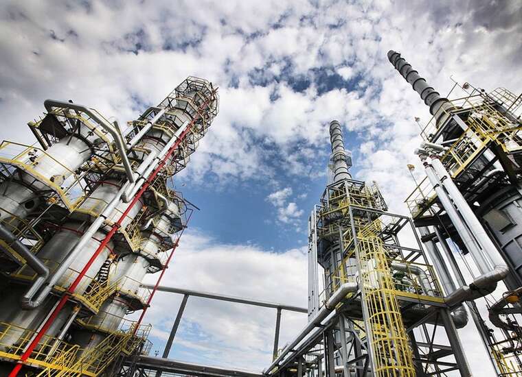 ЗСУ атакували НПЗ та нафтопроводи РФ: у країні зростає дефіцит пального