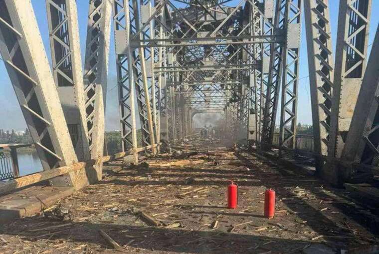 У Кременчуці відновили рух автотранспорту по мосту після нічної атаки