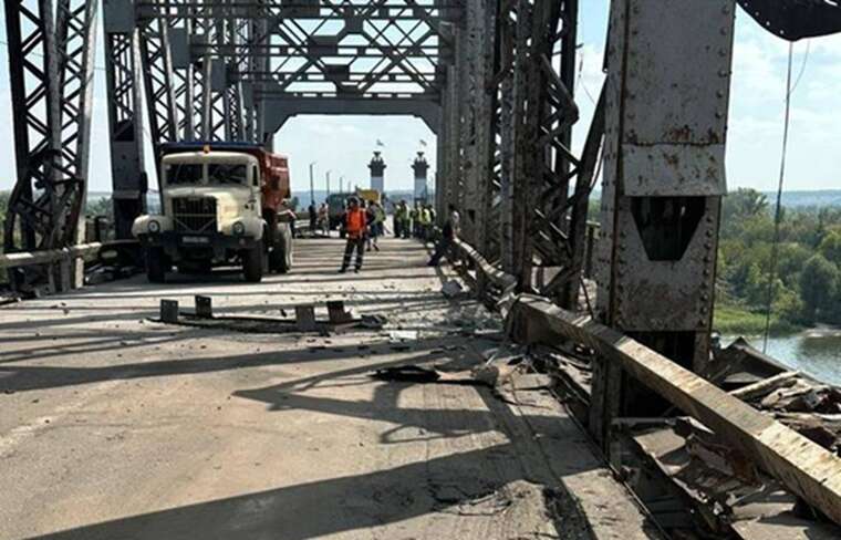 Из-за повреждения моста в Кременчуге заработала переправа через Днепр