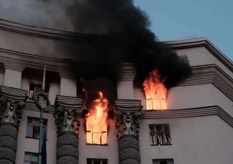 У мережі з’явилося відео моменту влучання «Іскандера» у будівлю Кабміну