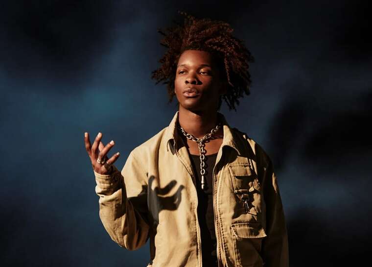 Полиция Лос-Анджелеса расследует смерть неизвестного в машине певца D4vd