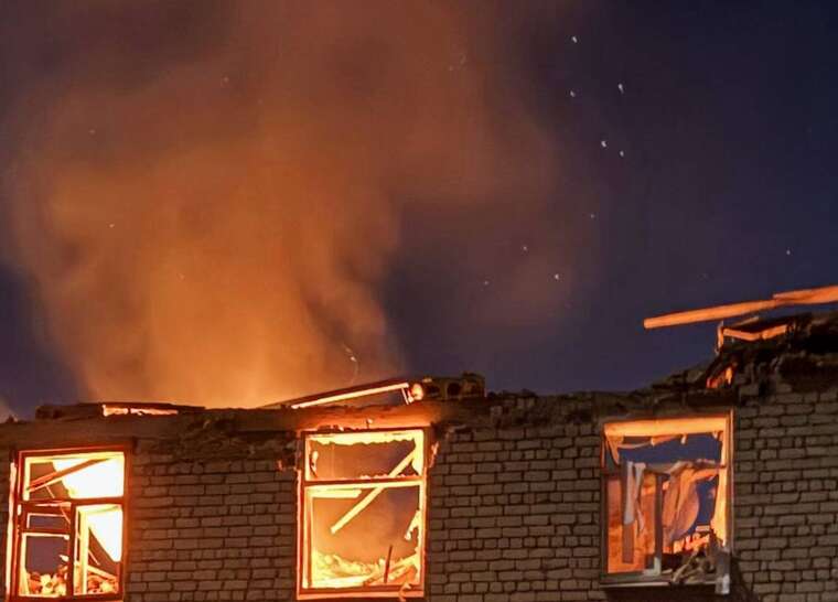 Россия атаковала Сумы дронами: повреждены учебное заведение и жилые дома