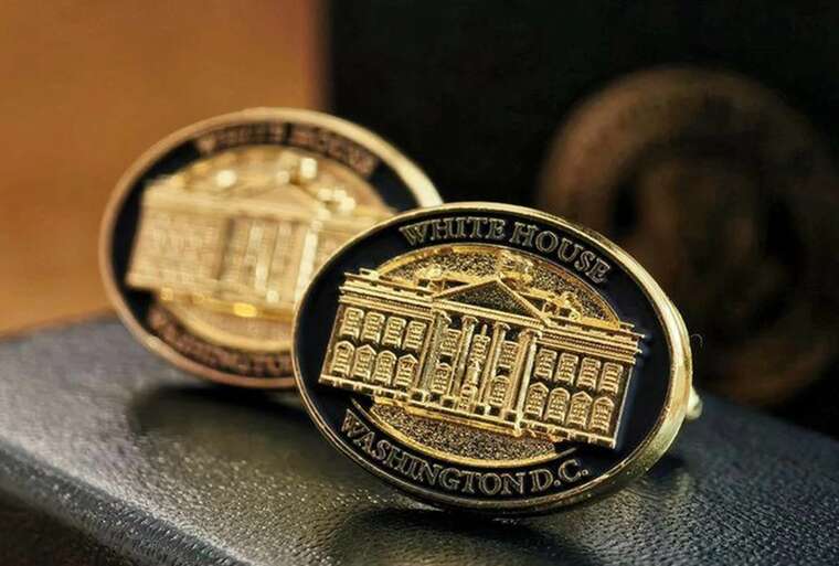 Трамп подарил Лукашенко запонки с изображением Белого дома