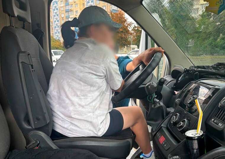 У Києві затримали жінку, яка продавала гуманітарні авто для ЗСУ