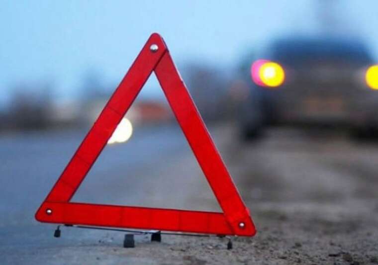 У Харкові автомобіль врізався в бетонний стовп: водій загинув, троє пасажирів поранені