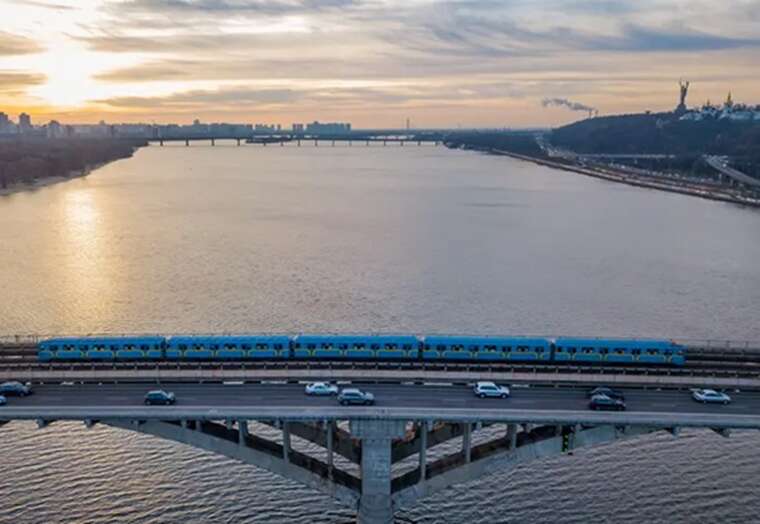 У Києві зранку зупиняли "червону" гілку метро: на платформах утворилося скупчення людей