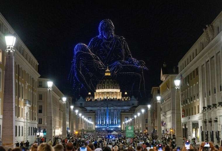 В Ватикане прошёл первый поп-концерт с масштабным шоу дронов