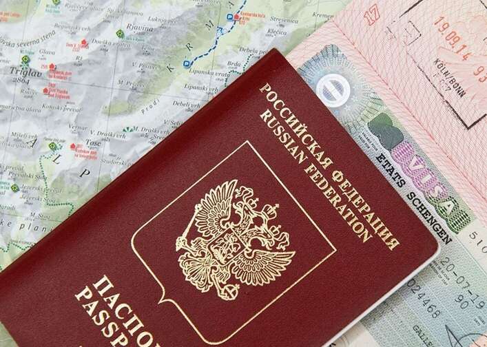 ЄС обговорює нові обмеження для російських туристів і дипломатів